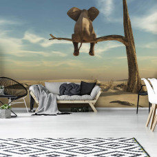 Eine Fototapete mit einem Elefanten unter einem einsamen Baum in einer Wüstenlandschaft in einem stimmungsvollen Wohnzimmer.