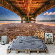 Fototapete einer Brücke unter einem Pier am Strand, perfekt für das Schlafzimmer.