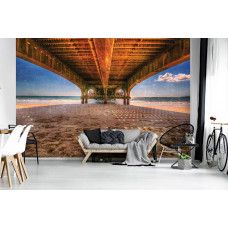 Fototapete einer Brücke unter einem Pier am Strand, ideal für das Wohnzimmer.
