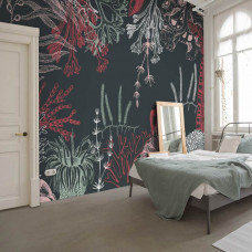 Eine Fototapete mit farbenfrohen Unterwasserpflanzen und Korallen in einer Unterwasserwelt im Kinderzimmer.