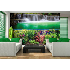 Eine Fototapete mit einer Unterwasserwelt und Fischen an einem Wasserfall, geeignet für ein Wohnzimmer.