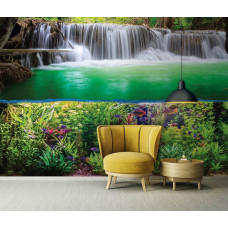 Eine Vliestapete mit einer Kombination aus Unterwasserwelt und Wasserfall, ideal für ein Wohnzimmer.