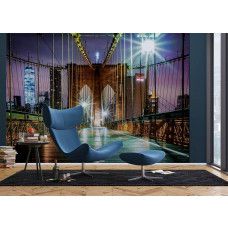Fototapete mit der Brooklyn Bridge in New York am Abend in einem Wohnzimmer.