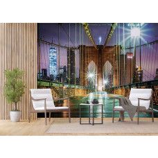 Ein Geschäftsraum mit einer Fototapete mit der Brooklyn Bridge in New York am Abend.