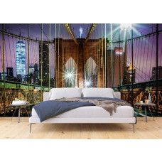 Fototapete mit der Brooklyn Bridge in New York am Abend in einem Schlafzimmer.