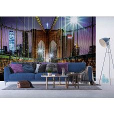 Fototapete mit der Brooklyn Bridge in New York am Abend beleuchtet in einem stilvollen Wohnzimmer.