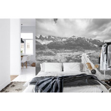 Eine Fototapete mit einer friedlichen Bergstraße, umgeben von natürlicher Schönheit, ideal für ein Schlafzimmer.