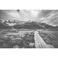 Fototapete mit einer Straße, die sich durch die Berge schlängelt, mit atemberaubender Aussicht auf die umliegende Landschaft.