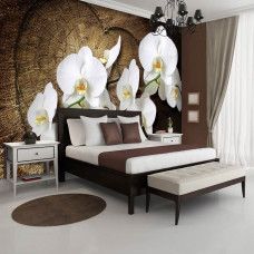 Eine Fototapete mit Orchideenblüten in einem natürlichen Look für ein Bett.