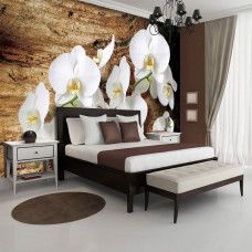 Eine Fototapete mit heiteren Orchideenblüten und einem Baum, die Ruhe in einem Wohnraum ausstrahlt.