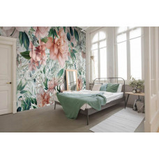 Eine Fototapete mit rosa Blumen und Blättern im Vliestapeten-Stil für ein Schlafzimmer.