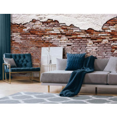 Fototapete mit einer alten Ziegelmauer mit Zement oben und unten, dargestellt in einem stilvollen Wohnzimmer.