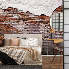Fototapete mit einer alten Ziegelmauer mit Zement oben und unten, dargestellt in einem Schlafzimmer.