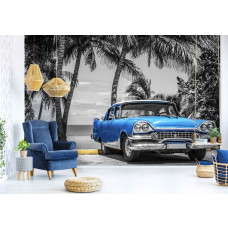 Fototapete eines alten blauen Autos in Kuba mit Palmen und dem Meer, ideal für das Wohnzimmer.