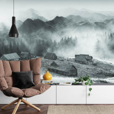 Fototapete mit einem alten Bauernhaus, umgeben von Bergen und Wald, ideal für ein Wohnzimmer.