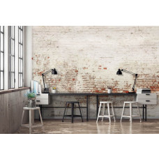Eine Fototapete mit einer alten Backsteinmauer im Industriedesign, ideal für ein Wohnzimmer.