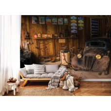 Eine Fototapete mit einem amerikanischen Oldtimer in einer Garagenumgebung, geeignet für das Wohnzimmer.