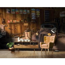 Eine Fototapete mit einer klassischen Werkstatt mit einem Oldtimer, perfekt für das Wohnzimmer.