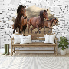 Eine Fototapete mit Pferden, die durch eine Wand galoppieren, geeignet für das Wohnzimmer.