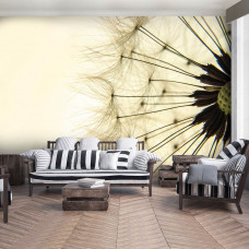 Eine Fototapete mit einem Mädchen, das neben einer gelben Pusteblume vor einem Hintergrund von Pflanzen steht.