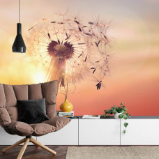 Eine Fototapete mit einem hellen Löwenzahn in einem Wohnzimmer.