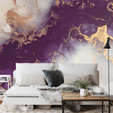 Eine Fototapete mit lilafarbenem und goldenem Marmor in einem abstrakten Luxusdesign, ideal für ein Esszimmer.