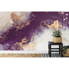 Eine Fototapete mit lilafarbenem und goldenem Marmor in einem abstrakten Luxusdesign in einem Wohnzimmer.