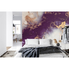 Eine Fototapete mit lilafarbenem und goldenem Marmor in einem abstrakten Luxusdesign in einem Schlafzimmer.