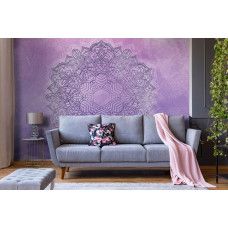 Eine violette Mandala-Fototapete mit abstrakter Kunst für das Wohnzimmer.