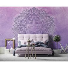 Eine abstrakte Mandala-Fototapete in violetten Tönen für das Schlafzimmer.
