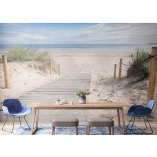 Ein Fototapete mit einem beruhigenden Holzweg zum Strand in einem geräumigen Büro, in dem die sonnige Küstenlandschaft und die Holzplanken eine entspannende Atmosphäre bringen.