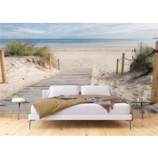 Ein Fototapete mit einem idyllischen Holzweg zum Strand im Schlafzimmer, mit warmen Holzfarben und einem offenen Horizont, der eine beruhigende Ausstrahlung schafft.