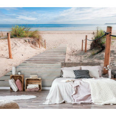 Eine Fototapete mit einem Weg zum Strand mit Meer und Dünen in einem beruhigenden Schlafzimmer.
