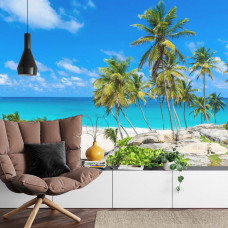 Eine Fototapete mit einer tropischen Atmosphäre mit Palmen und einem klaren blauen Meer, ideal für ein Wohnzimmer.