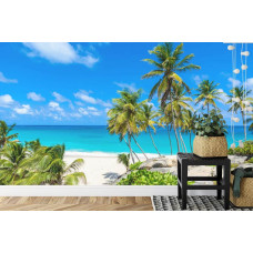 Eine Fototapete mit einer paradiesischen Strandlandschaft mit sich wiegenden Palmen, perfekt für ein Schlafzimmer.