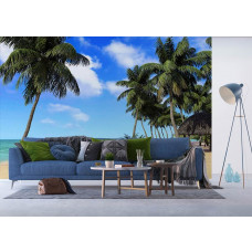 Fototapete mit Palmen am Meer und Strand, die im Wohnzimmer eine entspannte Urlaubsatmosphäre schafft.