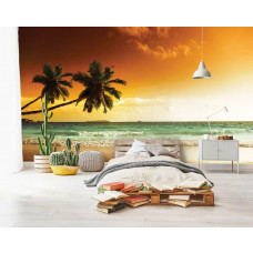 Eine Fototapete mit Palmen über Strand und Meer, tropisches Thema für das Kinderzimmer.