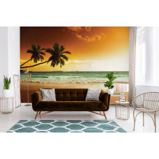 Eine Fototapete mit Palmen über Strand und Meer, tropisches Thema für das Wohnzimmer.