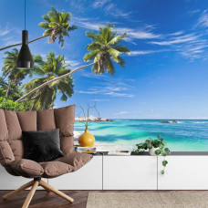 Eine Fototapete mit einer beruhigenden tropischen Landschaft mit Palmen, Strand und Meer, geeignet für ein Wohnzimmer.