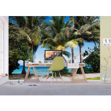 Ein Fototapet von Palmen am Meer in einem Büro.