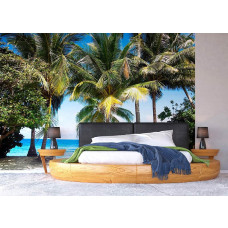 Ein Fototapet von Palmen am Meer in einem Schlafzimmer.