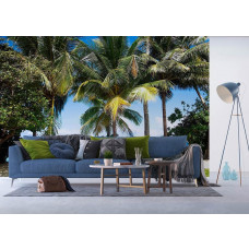 Ein Fototapet von Palmen am Meer in einem Wohnzimmer mit Airtex und Vliesbehang.