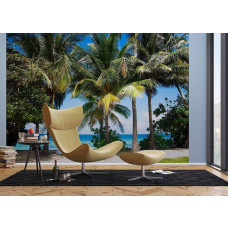 Ein Fototapet von Palmen am Meer in einem Wohnzimmer.