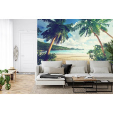 Eine Fototapete mit Palmen an einem Strand mit tropischen Vibes, abgebildet in einem Wohnzimmer.