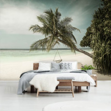Fototapete einer Strandschaukel mit Palmen und dem Meer, ideal für das Schlafzimmer.