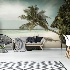 Fototapete einer Strandschaukel mit Palmen und dem Meer im Hintergrund, geeignet für das Wohnzimmer.