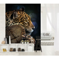 Eine Fototapete mit einem Panther im Wald, umgeben von dichten grünen Blättern, geeignet für Wohnzimmer.