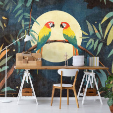 Fototapete in einem Büro mit bunten Papageien, die auf einem Ast sitzen, umgeben von üppigen Dschungelpflanzen, erleuchtet vom sanften Licht eines Vollmonds.