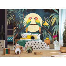 Ein Kinderzimmer mit Fototapete von bunten Papageien, die auf einem Ast sitzen, umgeben von üppigen Dschungelpflanzen, erleuchtet vom sanften Licht eines Vollmonds.