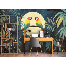 Fototapete mit bunten Papageien, die auf einem Ast sitzen, umgeben von üppigen Dschungelpflanzen, erleuchtet vom sanften Licht eines Vollmonds in einem Büro.
